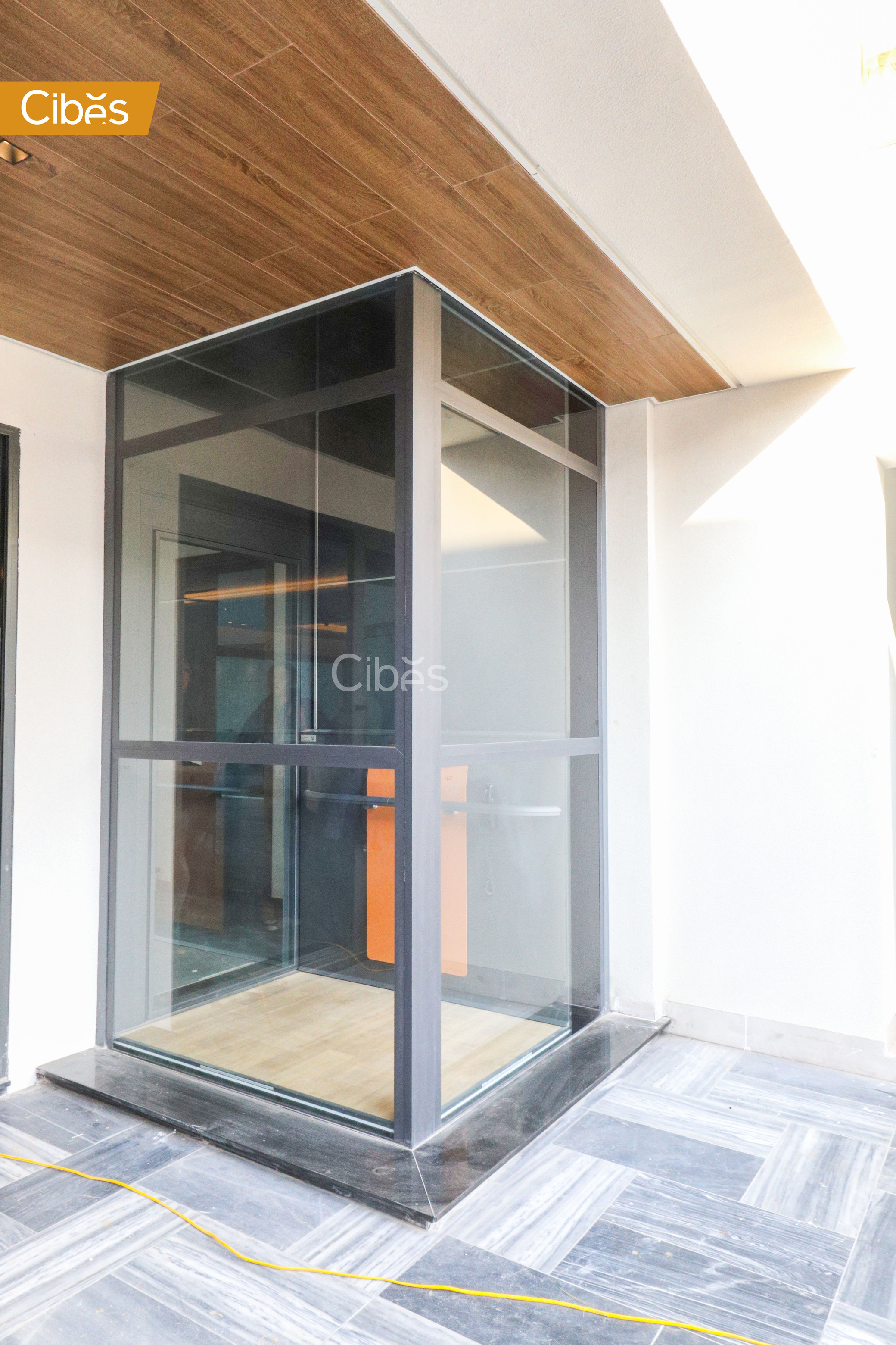 Tầng 1 của thang máy nằm ở vị trí ngoài trời